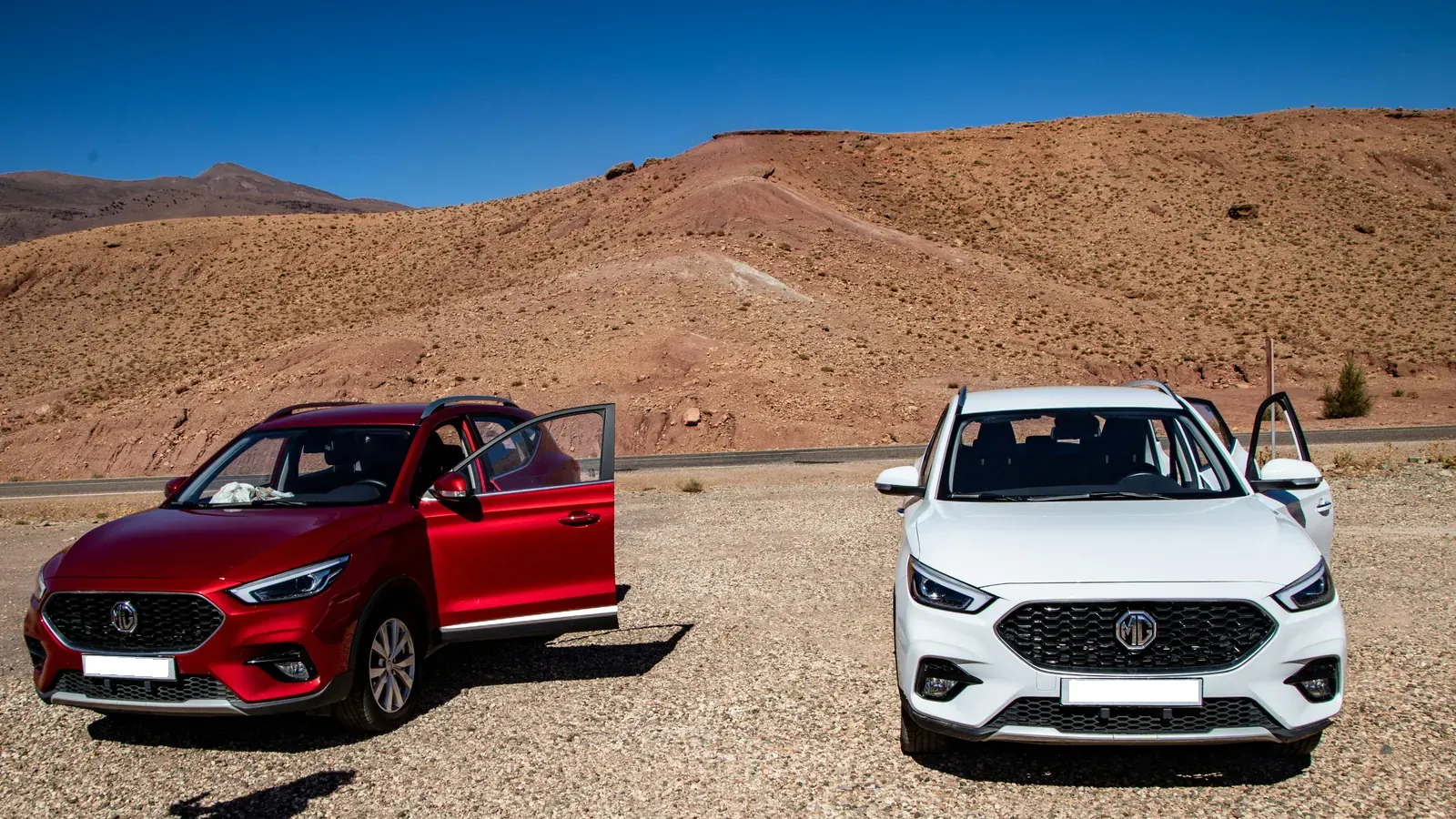 Voiture sur route panoramique au Maroc